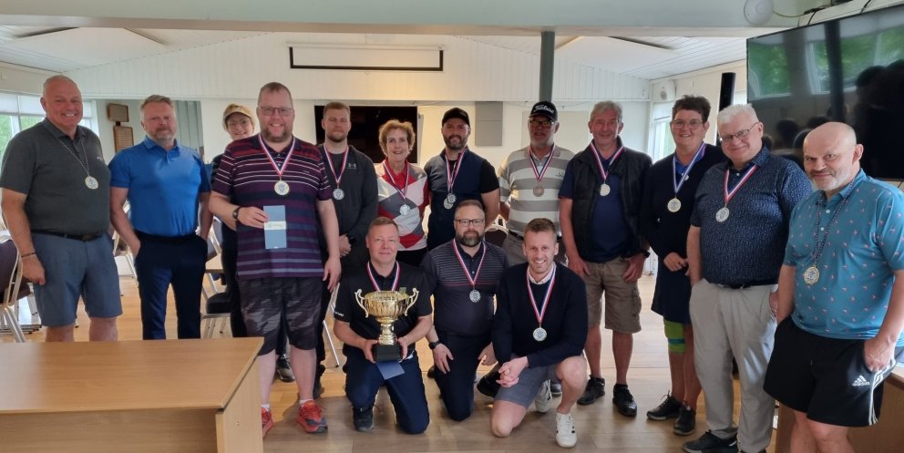 Liðsmenn efstu þriggja liðanna á mótinu ásamt nándar- og upphafshöggsverðlaunahöfum og úrdráttarvinn…