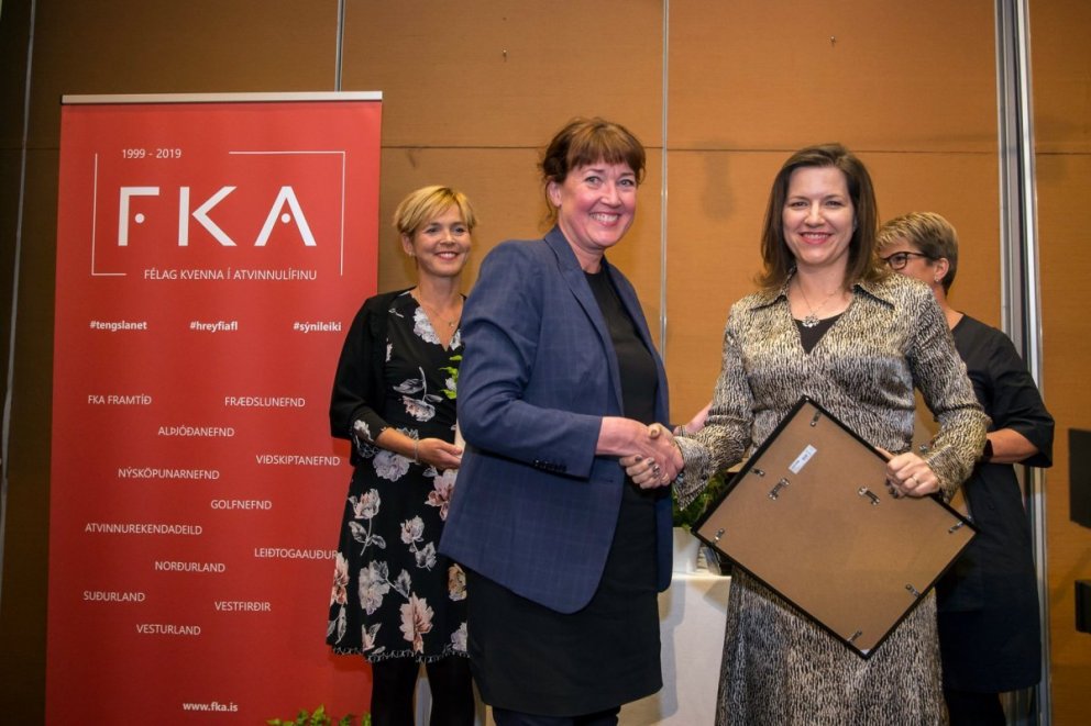 Halla Margrét Tryggvadóttir sviðsstjóri stjórnsýslusviðs tók við viðurkenningu Jafnvægisvogarinnar 2&hellip;