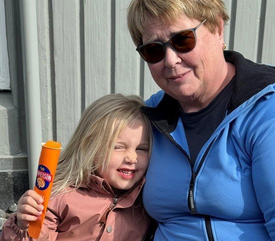 Guðrún Sigurðardóttir með sonardóttur sinni Bríeti Gígju Bragadóttur eftir sundferð með ömmu Gígju o…