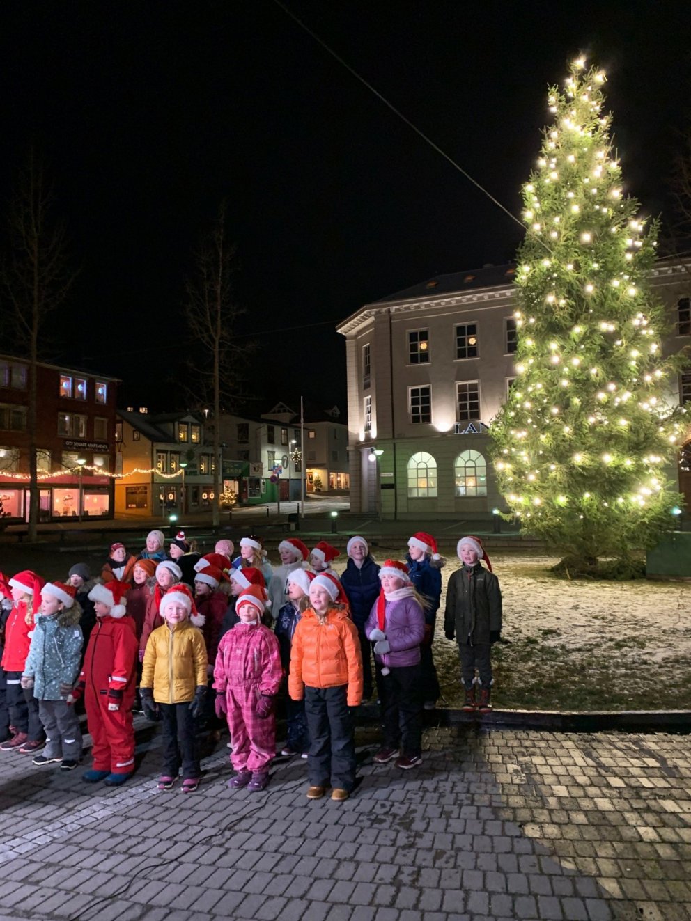 Barnakór Akureyrarkrikju við jólatréð á Ráðhústorgi