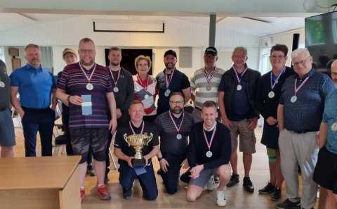 Liðsmenn efstu þriggja liðanna á mótinu ásamt nándar- og upphafshöggsverðlaunahöfum og úrdráttarvinn…