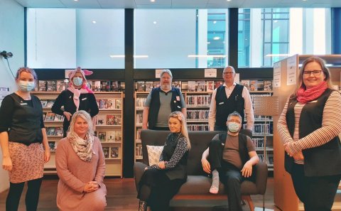 Starfsfólk Amtsbókasafnsins á bleika deginum.