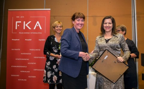 Halla Margrét Tryggvadóttir sviðsstjóri stjórnsýslusviðs tók við viðurkenningu Jafnvægisvogarinnar 2&hellip;