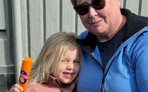 Guðrún Sigurðardóttir með sonardóttur sinni Bríeti Gígju Bragadóttur eftir sundferð með ömmu Gígju o…