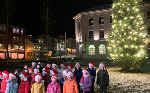Barnakór Akureyrarkrikju við jólatréð á Ráðhústorgi